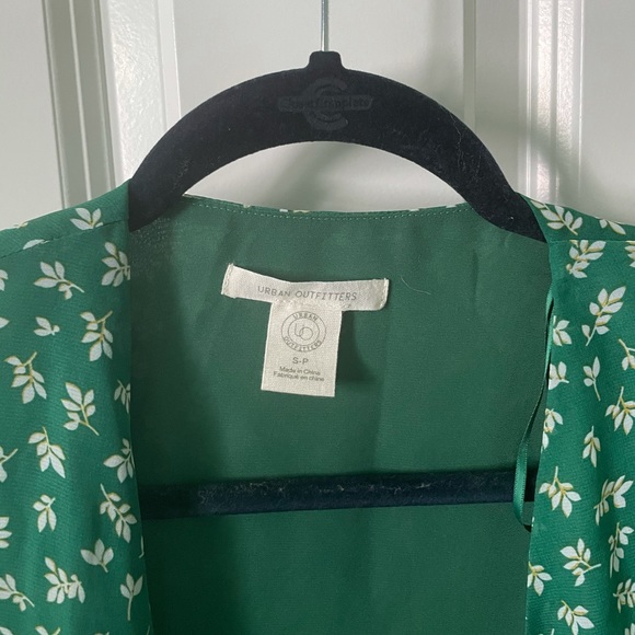 Urban Outfitters tie/wrap top - Picture 3 of 3